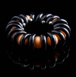 Резинка-пружинка для волос с матовыми бусинами " KRA-2242 " черный/оранжевый 