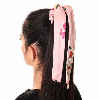 Резинка для волос атласная с лентами и цветочным принтом " NO4 " розовая фото 96832