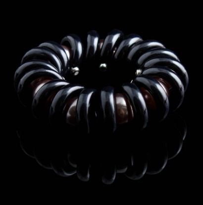 Резинка-пружинка для волос с перламутровыми бусинами " KRA-2242 " черный/коричневый фото 88082