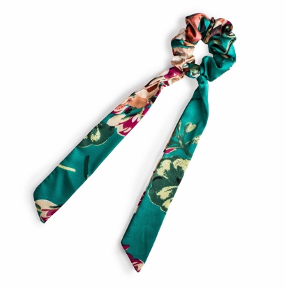 Резинка для волос атласная с лентами и цветочным принтом " NO4 " зелёная фото 96821