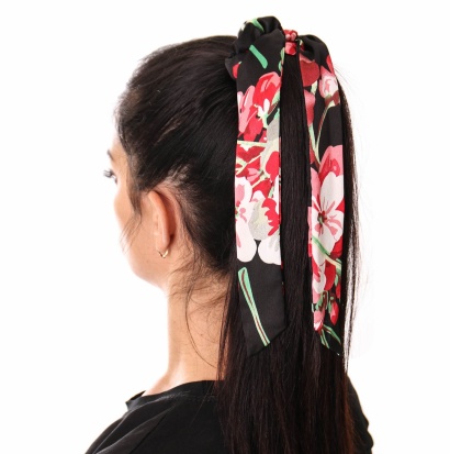 Резинка для волос атласная с лентами и цветочным принтом " NO4 " чёрная фото 96808