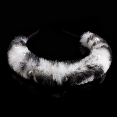 Ободок с искусственным мехом и мелкими бусинами " KRA-1449 " белый/чёрный фото 102824