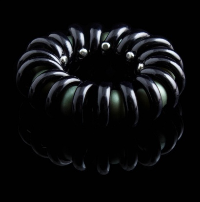 Резинка-пружинка для волос с матовыми бусинами " KRA-2242 " черный/зеленый фото 88030