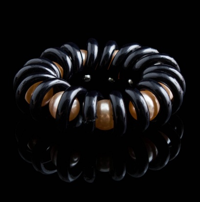 Резинка-пружинка для волос с перламутровыми бусинами " KRA-2242 " черный/кремовый фото 88080