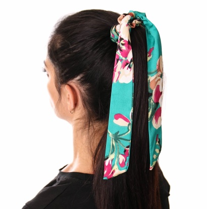Резинка для волос атласная с лентами и цветочным принтом " NO4 " зелёная фото 96820