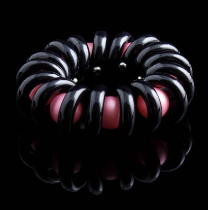 Резинка-пружинка для волос с матовыми бусинами " KRA-2242 " черный/розовый фото 88020